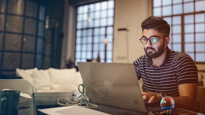 Fachkraft arbeitet an einem Laptop